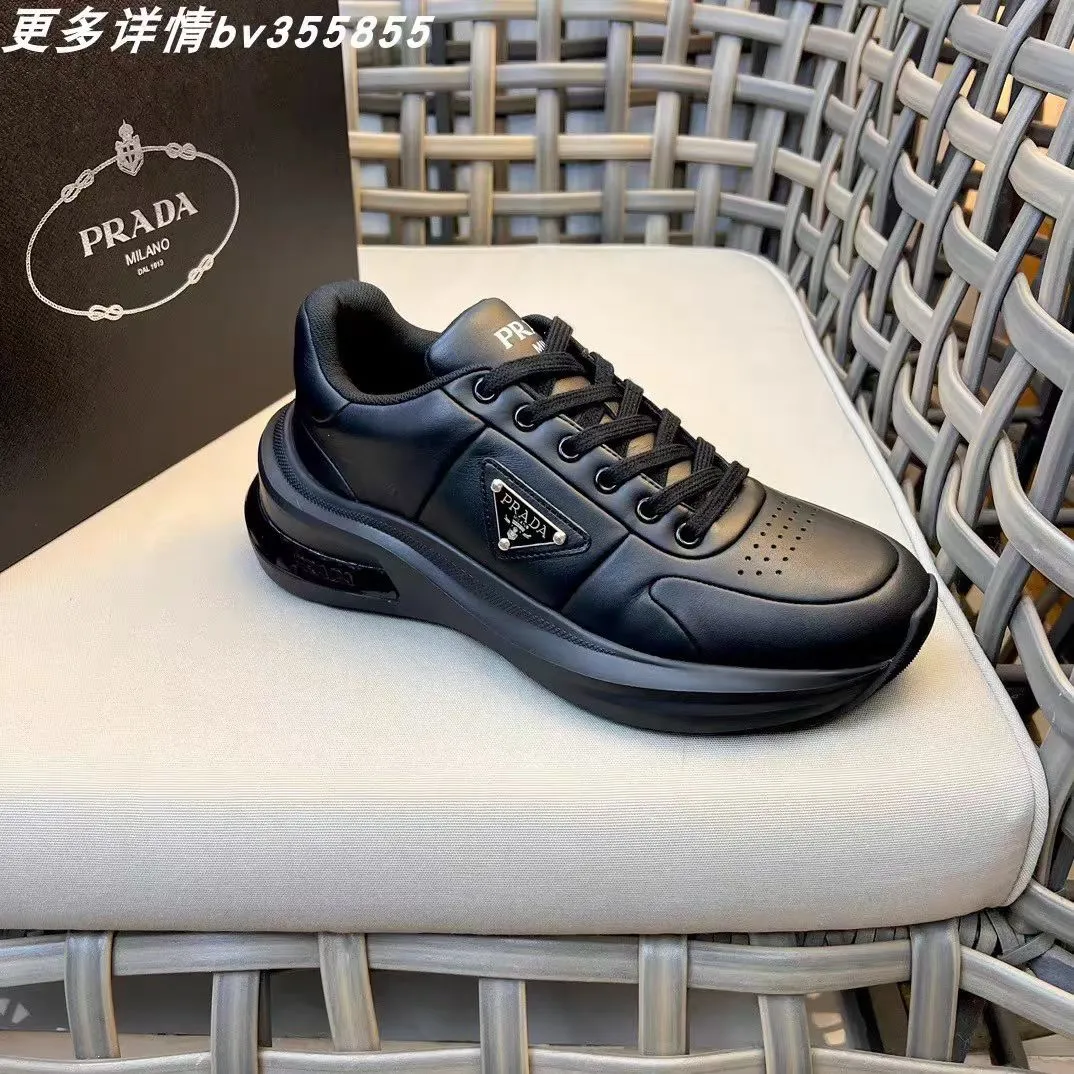 P440 Prad* men's new soft leather casual sneakers. This sneaker is made of Napa cowhide. The leather is soft and fine, with a natural texture, which improves breathability. The outer side is coated with an enamel metal triangle logo to embellish the shoe body. The tongue and heel are decorated with brand letter logo details. Ultra-lightweight 6cm concave and convex rubber thick sole with PRADA letter logo on the side and cowhide lining. It feels comfortable on the foot and is exquisite and versatile!